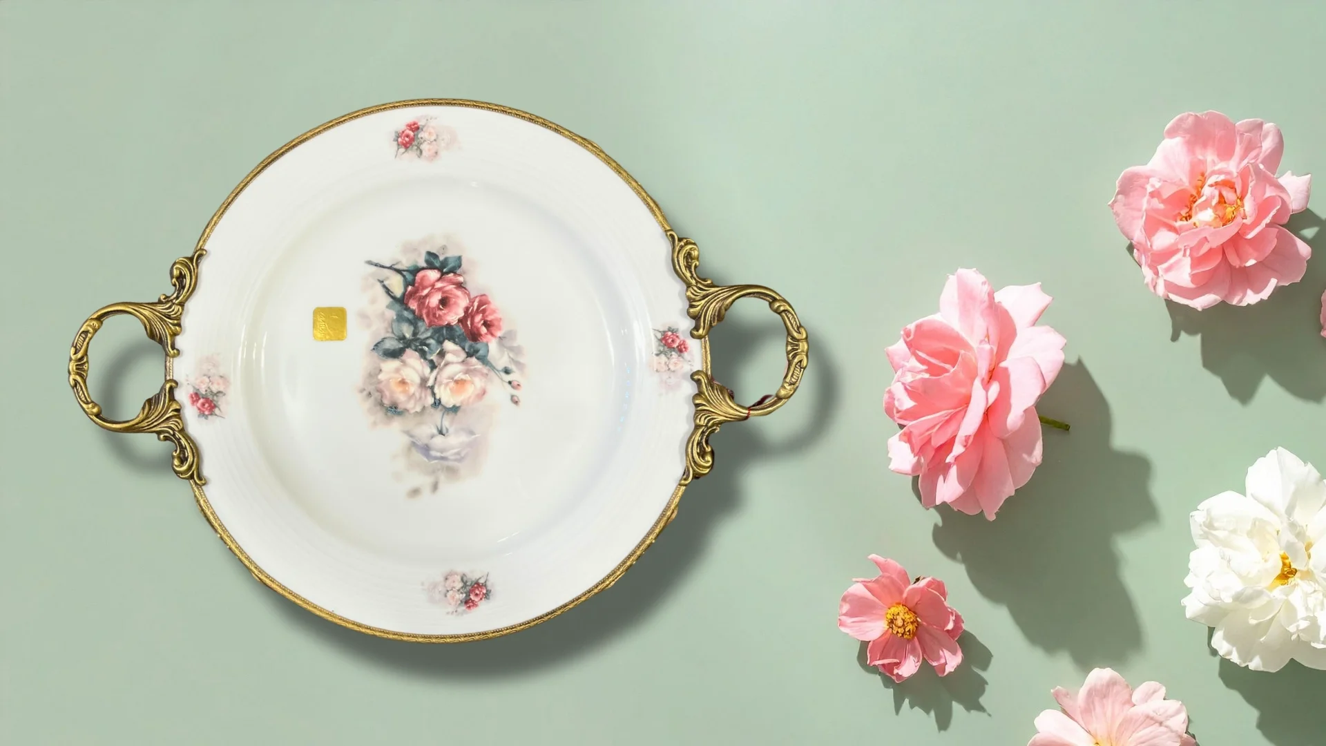 Limoge Çiçek Desenli Altın Kulplu Porselen Sunum Tabağı – 40×31 cm (Ayaklı)