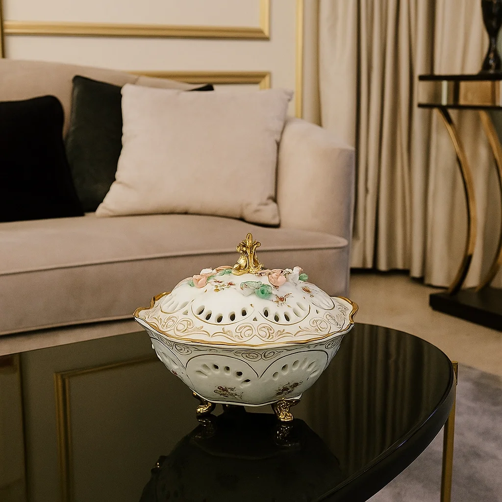 Kapaklı Ayaklı Porselen Lokumluk – El Boyaması Çiçek Motifli