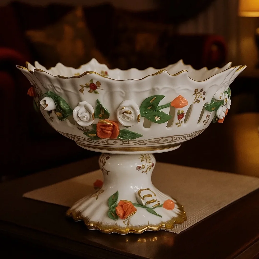 Çiçek Motifli Ayaklı Porselen Kase – Lüks Dekoratif Sunum Kabı