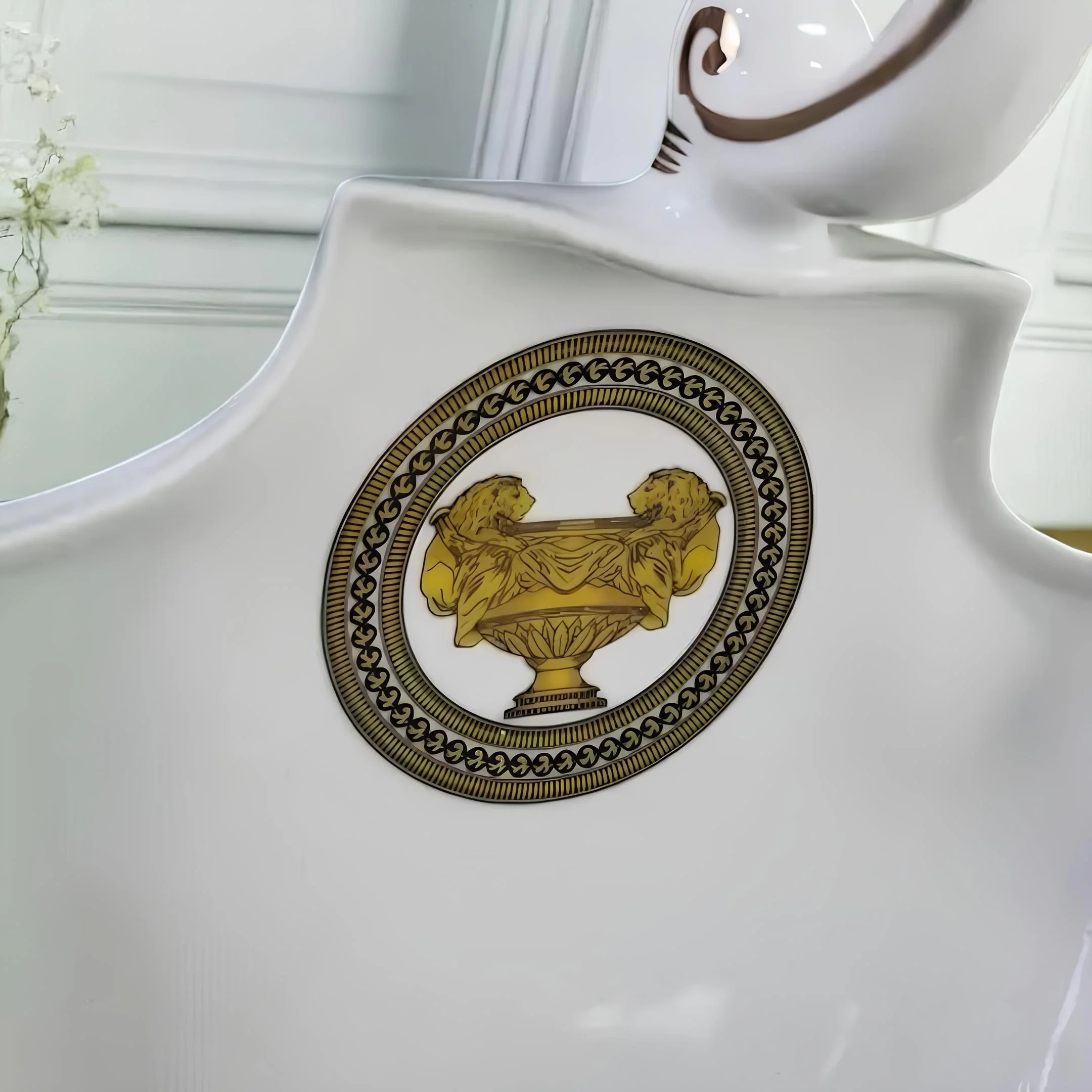 İhtişamlı Barok Stilinde Kulplu Dekoratif Vazo - Sofralarınıza Lüks Bir Dokunuş