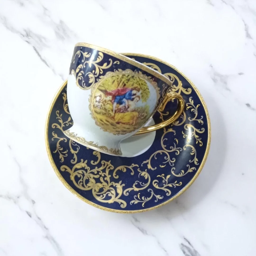 Altın Yaldızlı Lacivert Romantik Figürlü Kahve Fincan Takımı – 12 Parça / 6 Kişilik