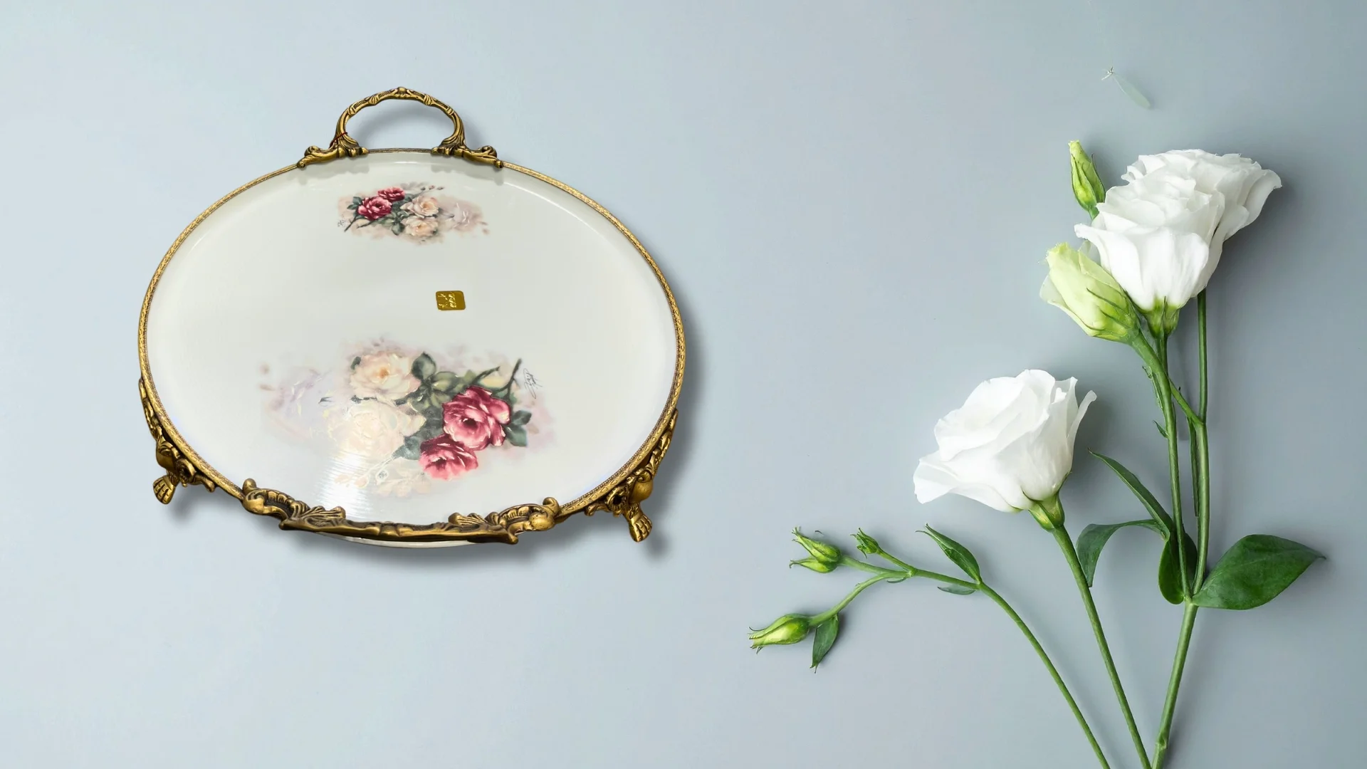 Limoge Çiçek Desenli Altın Kulplu Porselen Sunum Tabağı – 45×38 cm (Ayaklı, Oval/Yuvarlak)