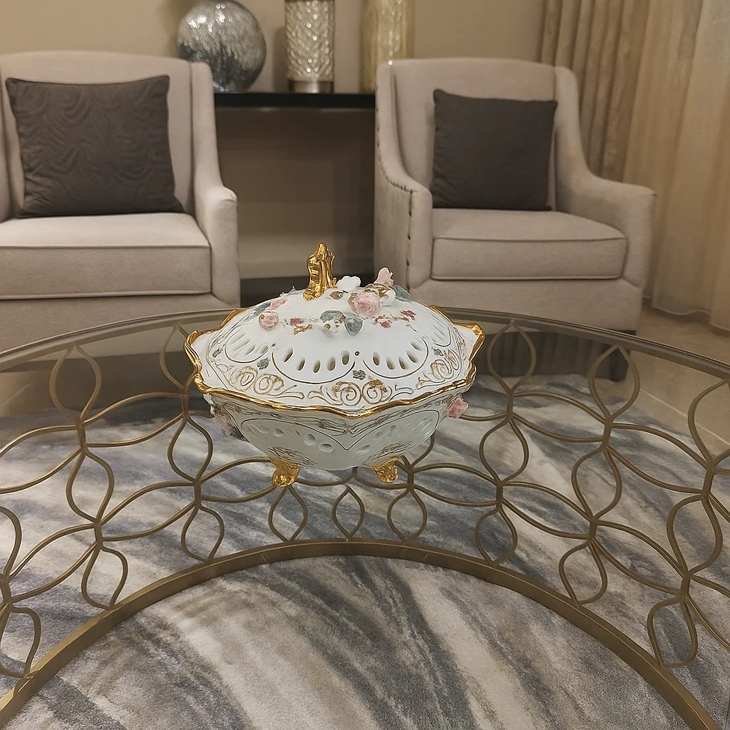 Kapaklı Ayaklı Porselen Lokumluk – El Boyaması Çiçek Motifli