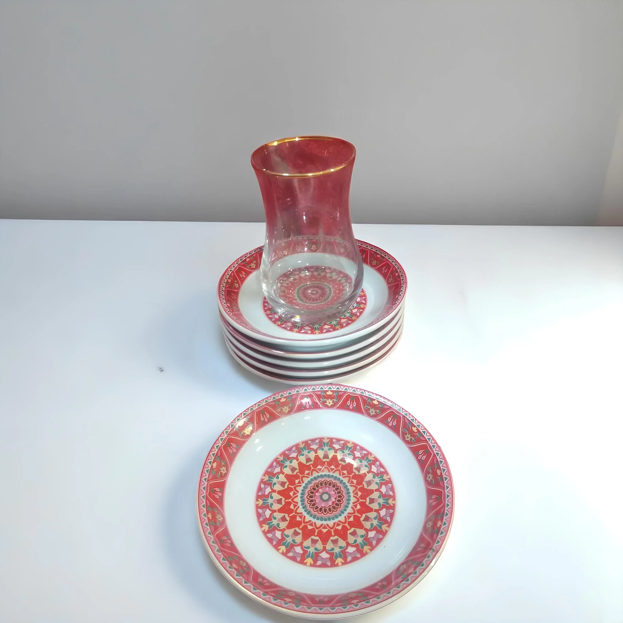 Canlı Desenleriyle Sofranıza Enerji Katın: 7 Parça Servis ve Pasta Tabağı ve Çay Tabakları Seti