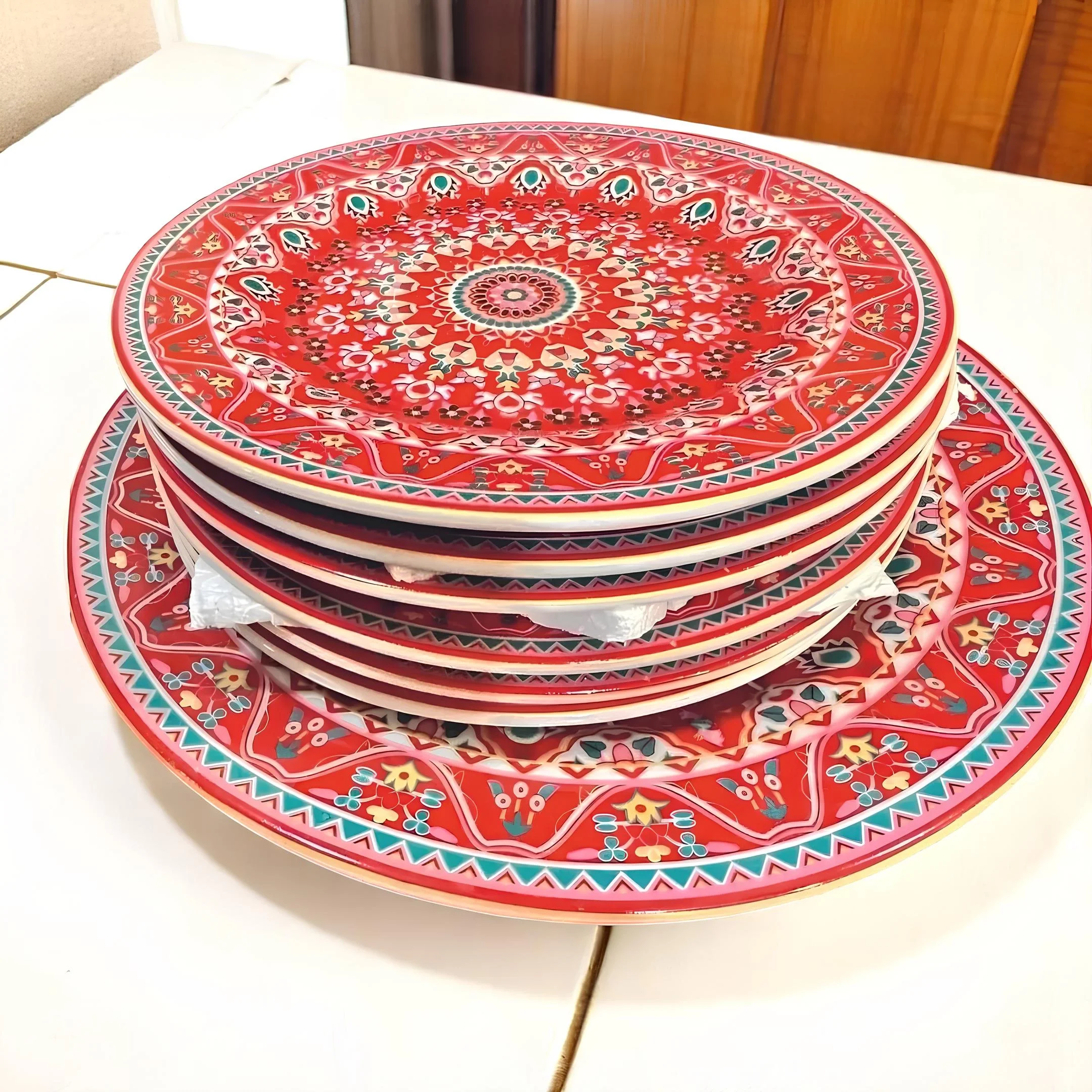 Canlı Desenleriyle Sofranıza Enerji Katın: 7 Parça Servis ve Pasta Tabağı ve Çay Tabakları Seti